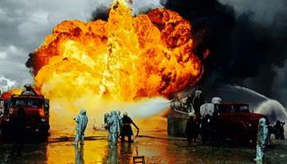 النيران تشتعل بخط أنابيب غاز - أرشيفية