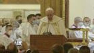 لم يحلموا قط برؤيته.. العراقيون يستقبلون البابا فرنسيس بالزغاريد