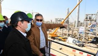 وزير البترول المصري خلال تفقده مشروع توسعات مصفاة شركة ميدور بالإسكندرية