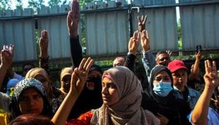 حضور بارز للمرأة في احتجاجات ميانمار في يومها العالمي