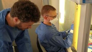 باحثان ألمانيان أثناء تطبيق الاختبار الجديد على كورونا المستجد 