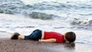 هل نسي العالم الطفل "آلان"؟.. بابا الفاتيكان يواسي والده بالدموع