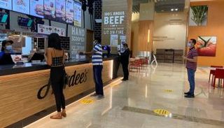 تطبيق الإجراءات الاحترازية للوقاية من كورونا في مختلف أنحاء الإمارات