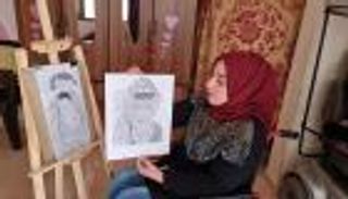 كريمة.. فلسطينية تتحدى الإعاقة برسم عرفات ودرويش ونزار قباني