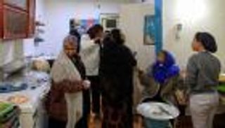 بالصور.. زوجان سودانيان يطعمان لاجئين بدعم جمعيات خيرية في مصر