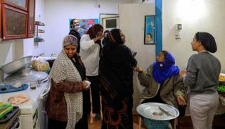 العائلة السودانية تعد الطعام للمهاجرين