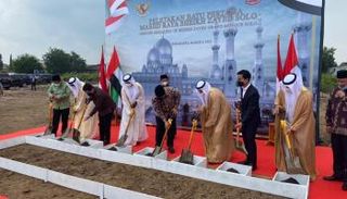 جانب من مراسم وضع حجر الأساس لمسجد الشيخ زايد الكبير في إندونيسيا
