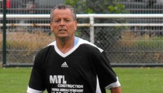 لخضر بلومي أسطورة الكرة الجزائرية 