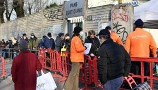 إيطاليون ينتظرون للحصول على حزمهم الغذائية في ميلانو- أ ف ب