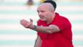 كواليس جديدة.. هاتف جوال يطيح بمدرب المريخ السوداني من منصبه