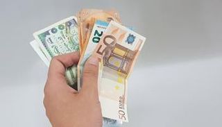 سعر اليورو مقابل الدينار الجزائري