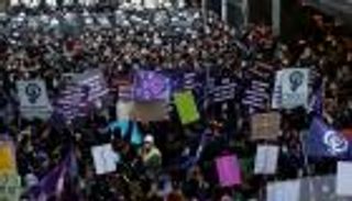 بالصور.. مظاهرة حاشدة في إسطنبول احتجاجا على قتل النساء