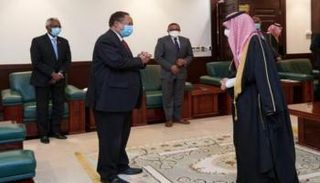 جانب من لقاء سابق لرئيس الوزراء السوداني ووزير الخارجية السعودي