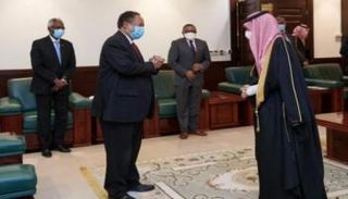 جانب من لقاء سابق لرئيس الوزراء السوداني ووزير الخارجية السعودي