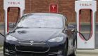 ختام الأسواق.. سهم تسلا يقفز 20% ومكاسب لـ"أمازون" والنفط يهبط