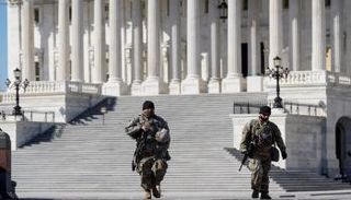 عناصر من الحرس الوطني يقومون بدوريات حول الكونجرس- رويترز