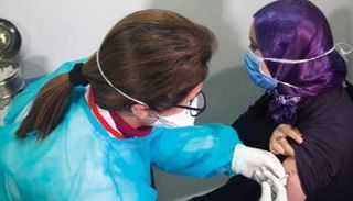 المملكة تُسارع الزمن لتلقيح 70% من السكان