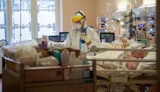 طبيبة داخل العناية المركزة بمستشفى لعلاج كورونا في بولندا