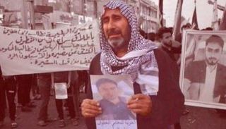 والد الناشط العراقي علي جاسب خلال رحلة البحث عنه- أرشيفية