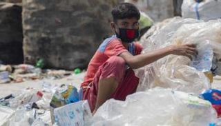 طفل يرتدي كمامة للوقاية من فيروس كورونا