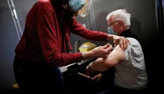 رجل يتلقى لقاح كورونا