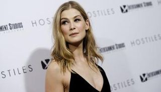 الممثلة الإنجليزية روزماند بايك