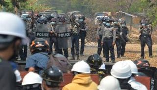 جانب من المواجهات التي تشهدها ميانمار  رفضا للانقلاب - أ.ف.ب