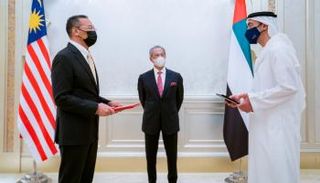 الشيخ عبدالله بن زايد آل نهيان أثناء توقيع مذكرات التفاهم مع ماليزيا