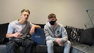 سنيكيس مع نجم تشيلسي بيلي جيلمور