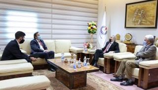 رئيس مؤسسة النفط خلال لقائه السفير البريطاني في ليبيا. (مؤسسة النفط)