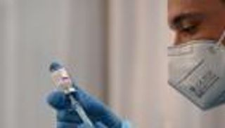 مسؤول فرنسي يدافع عن لقاح "أسترازينيكا": أظهر فعالية كبيرة