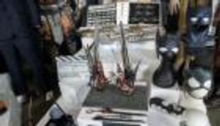 بينها عصا هاري بوتر وبدلة "سكارفايس".. 800 قطعة هوليوودية في مزاد