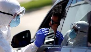 شخص يخضع لاختبار فيروس كورونا بألمانيا