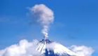 بركان سانجاي في الإكوادور يطلق رمادا بارتفاع 8500 متر