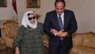 السيسي ينعى "الحاجة زينب".. تبرعت بكل ما تملك لمصر