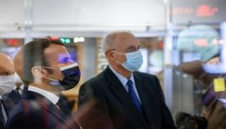 ماكرون خلال مشاركته في أول مناروات عسكرية بالفضاء- أ.ف.ب