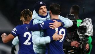 توماس توخيل مدرب تشيلسي مع لاعبيه