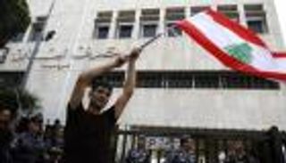 متاجر لبنان ترفض الليرة بعد صعود صاروخي للدولار 