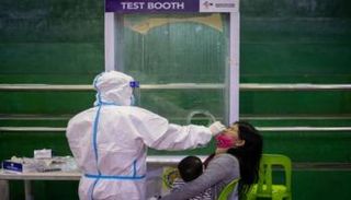 سيدة تخضع لفحص كورونا في الفلبين- أرشيفية