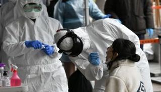 سيدة تخضع لاختبار كورونا في كوريا الجنوبية