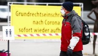 شخص يرتدي كمامة للوقاية من كورونا في ألمانيا