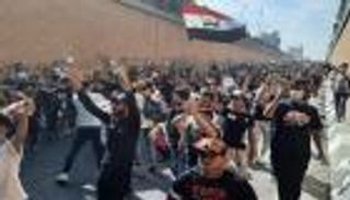 تصاعد احتجاجات العراقيين بالنجف.. ومطالب بإقالة المحافظ