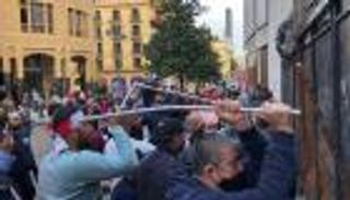 محتجون غاضبون يحاولون كسر أبواب البرلمان اللبناني