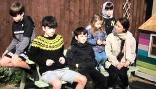 العائلة البريطانية مكوّنة من الزوجين زيد وتشارلي إلى جانب 5 أطفال