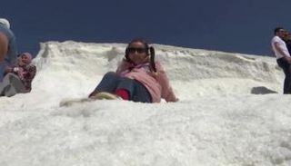 مصريون يتزلجون على الملح 