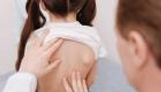 اعوجاج العمود الفقري لدى الأطفال.. عواقب وخيمة