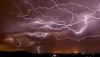 فيديو صادم.. صاعقة برق تُسقط 4 أشخاص في الهند