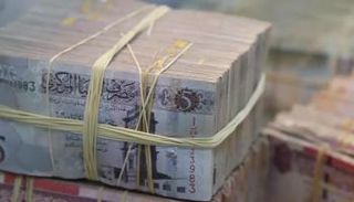 أوراق نقدية من فئة الخمسة دولارات في أحد مصارف ليبيا (أرشيفية)