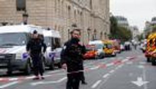 شرطي يطلق النار على شخص حاول الاعتداء عليه بسكين وسط باريس