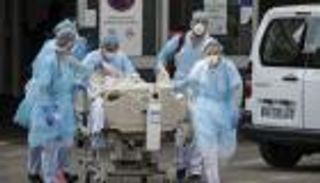 بعد تكدس وحدات "العناية المركزة".. إجلاء 100 مريض بكورونا من باريس